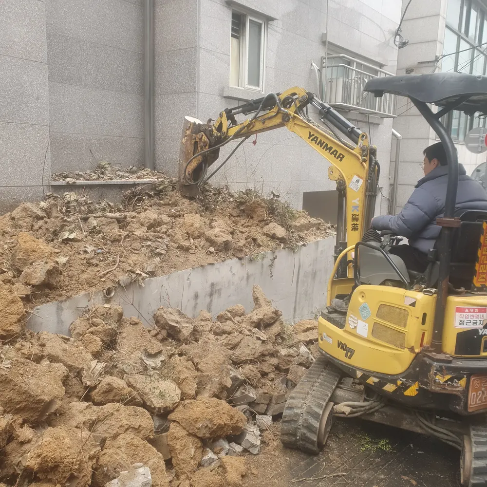 담장철거 — 굴삭기로 담장을 철거하는 작업 현장