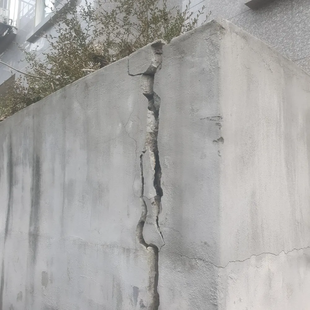 담장철거 — 철거 전 균열이 발생한 콘크리트 담장 모서리